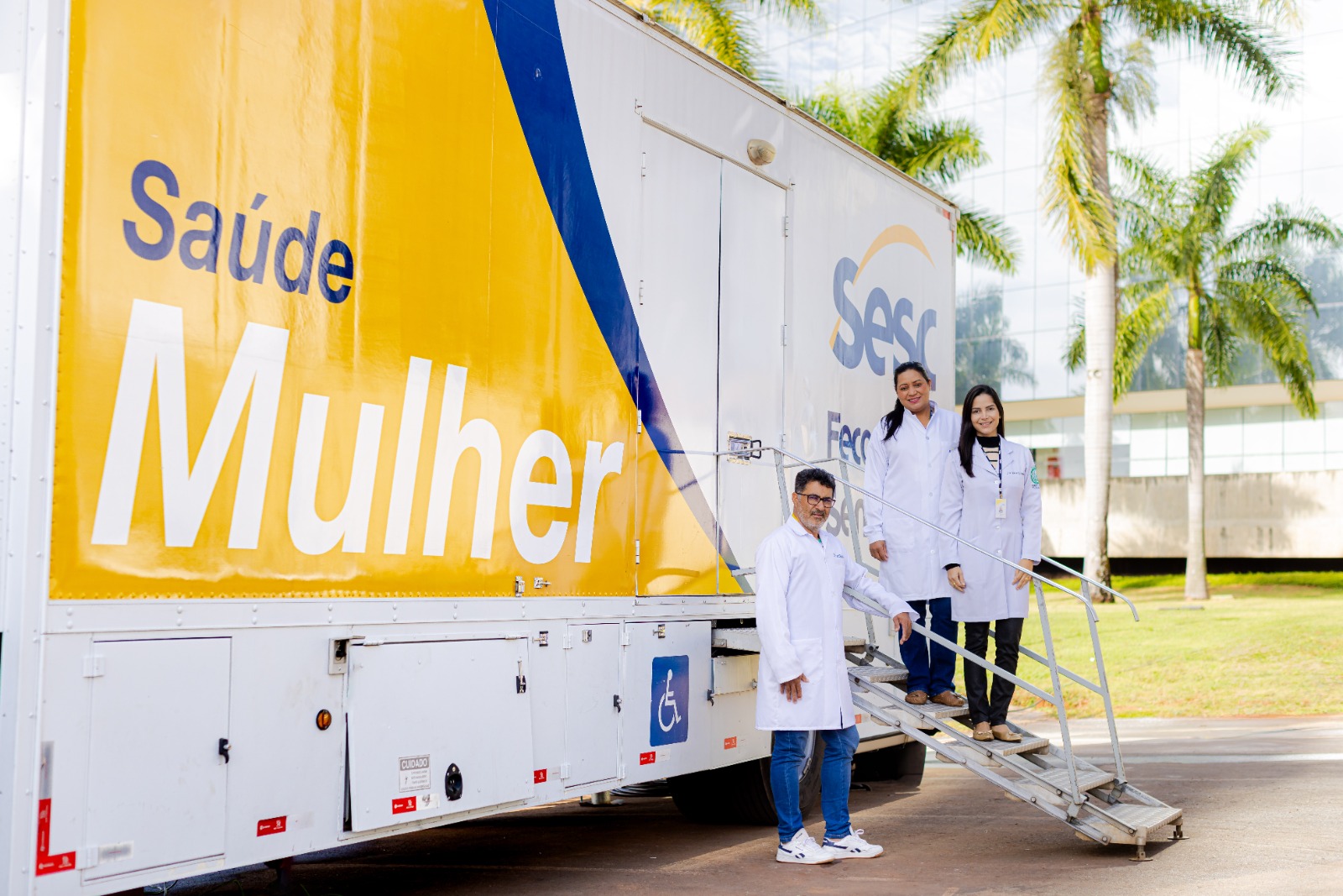 carreta saúde da mulher com equipe multidisciplinar