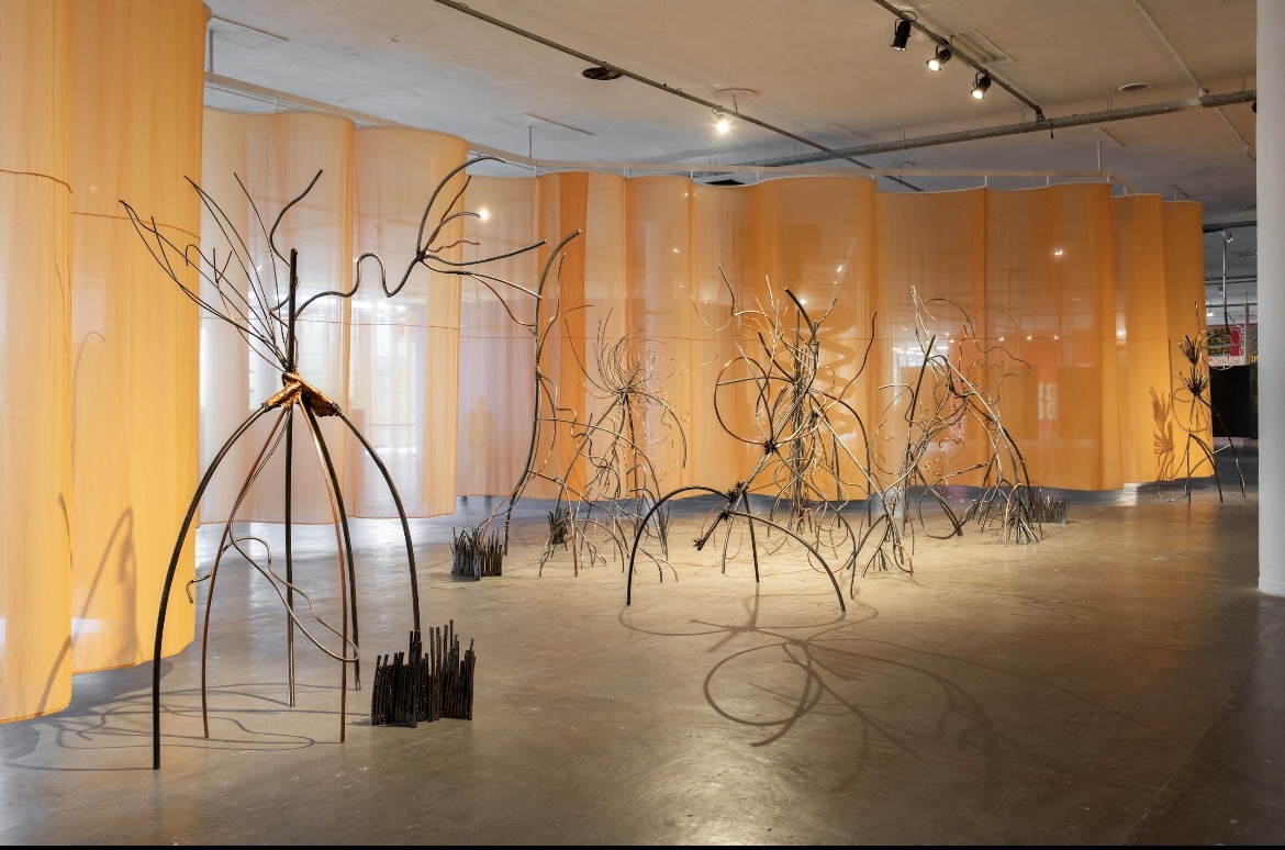 Vista de "Como criar raízes aéreas", de Rebeca Carapiá, durante a 36ª Bienal de São Paulo | Foto: Natt Fejfar/Fundação Bienal de São Paulo